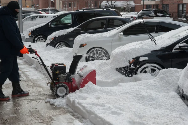 NEW YORK JANUARY 27: A building super clears the sidewalk on Emmons Ave in the Broooklyn, New York on Tuesday, January 27, 2015, the day after the snow blizzard of 2015. — Stock Photo, Image