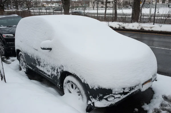 НЬЮ-ЙОРК 27 ЯНВАРЯ: Во вторник, 27 января 2015 года, на следующий день после снежной метели 2015 года, на бульваре Эммонса в Бруклине, штат Нью-Йорк, машина остается погребенной в снегу . — стоковое фото