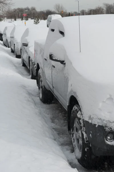 NEW YORK JANUARY 27: A car remains buried in the snow on Emmons Ave in the Broooklyn, New York on Tuesday, January 27, 2015, the day after the snow blizzard of 2015. — Stock Photo, Image