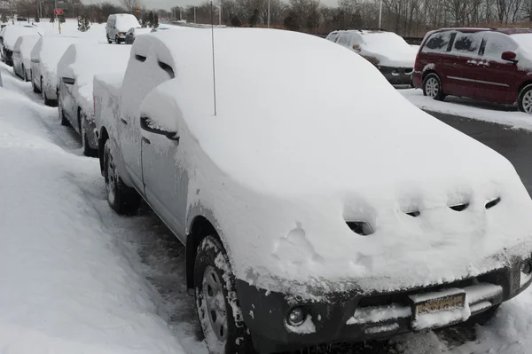 NEW YORK JANUARY 27: A car remains buried in the snow on Emmons Ave in the Broooklyn, New York on Tuesday, January 27, 2015, the day after the snow blizzard of 2015. — Stock Photo, Image