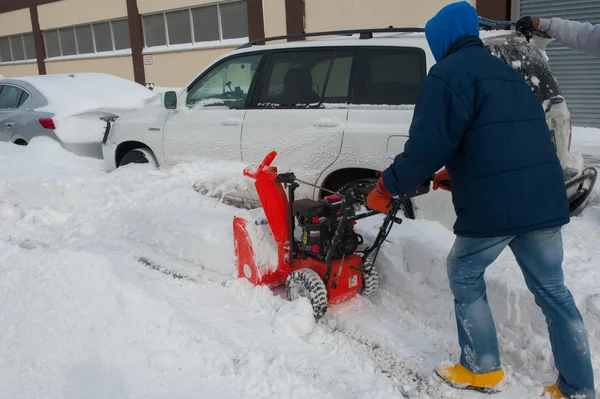 New york 27. januar: ein gebäude super räumt den bürgersteig auf emmons ave in broooklyn, new york am dienstag, 27. januar 2015, am tag nach dem schneesturm von 2015. — Stockfoto