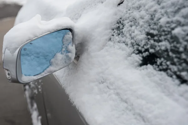 NEW YORK JANUARY 27: A car remains buried in the snow on Emmons Ave in the Broooklyn, New York on Tuesday, January 27, 2015, the day after the snow blizzard of 2015. — Stock Photo, Image