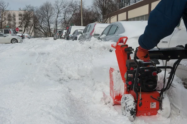 NEW YORK JANUARY 27: A building super clears the sidewalk on Emmons Ave in the Broooklyn, New York on Tuesday, January 27, 2015, the day after the snow blizzard of 2015. — Stock Photo, Image