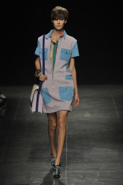 Angelo Marani - gösterisi sırasında Milan Fashion Week