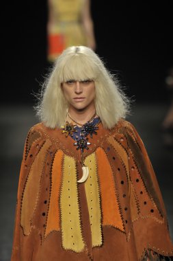 Angelo Marani - gösterisi sırasında Milan Fashion Week