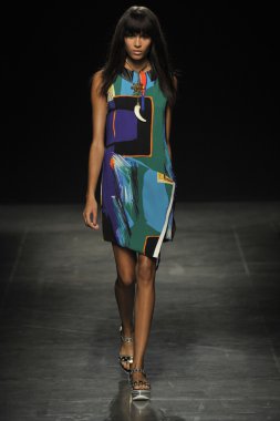 Angelo Marani - gösterisi sırasında Milan Fashion Week