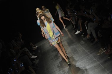 Angelo Marani - gösterisi sırasında Milan Fashion Week