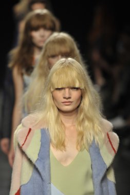 Angelo Marani - gösterisi sırasında Milan Fashion Week