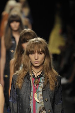 Angelo Marani - gösterisi sırasında Milan Fashion Week