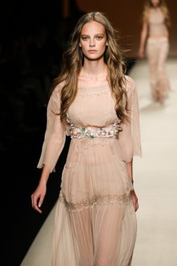 Alberta Ferretti Haritayı Milan Fashion Week kapsamında