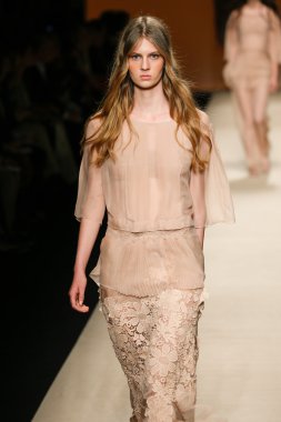 Alberta Ferretti Haritayı Milan Fashion Week kapsamında