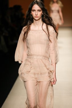 Alberta Ferretti Haritayı Milan Fashion Week kapsamında