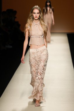 Alberta Ferretti Haritayı Milan Fashion Week kapsamında