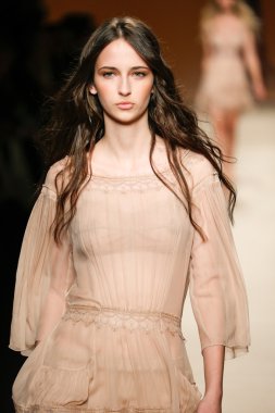 Alberta Ferretti Haritayı Milan Fashion Week kapsamında