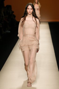 Alberta Ferretti Haritayı Milan Fashion Week kapsamında