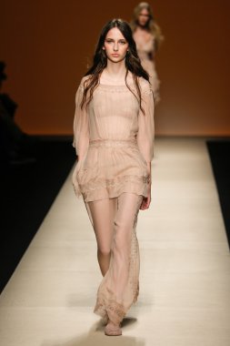 Alberta Ferretti Haritayı Milan Fashion Week kapsamında