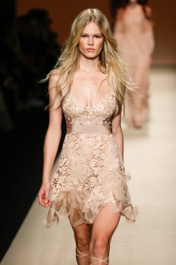 Alberta Ferretti Haritayı Milan Fashion Week kapsamında