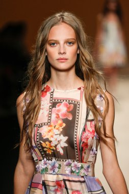 Alberta Ferretti Haritayı Milan Fashion Week kapsamında