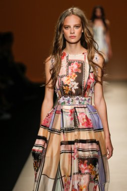Alberta Ferretti Haritayı Milan Fashion Week kapsamında