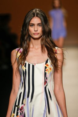 Alberta Ferretti Haritayı Milan Fashion Week kapsamında