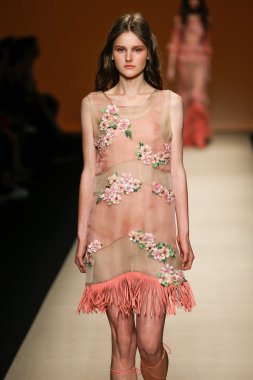 Alberta Ferretti Haritayı Milan Fashion Week kapsamında