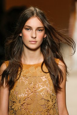 Alberta Ferretti Haritayı Milan Fashion Week kapsamında
