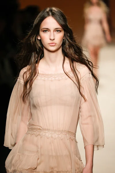 Alberta Ferretti show as part of Milan Fashion Week — Stock Photo, Image