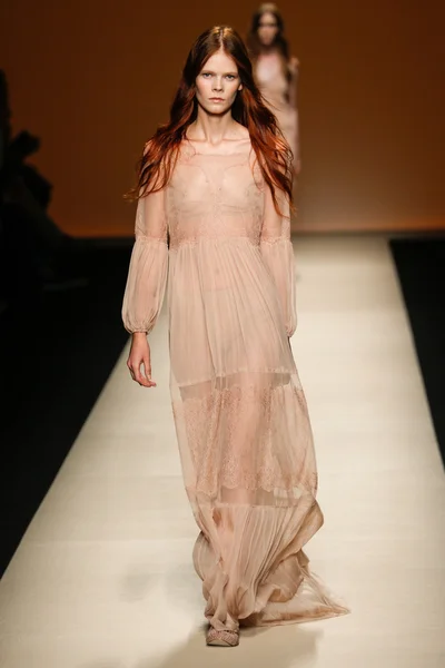 Alberta Ferretti show as part of Milan Fashion Week — Stock Photo, Image