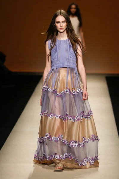 Alberta Ferretti show som en del av Milan Fashion Week — Stockfoto