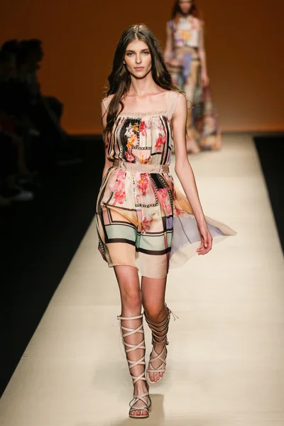 Alberta Ferretti Toon als onderdeel van de Milaan Fashion Week — Stockfoto