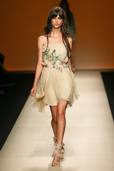 Alberta Ferretti show como parte de la Semana de la Moda de Milán — Foto de Stock