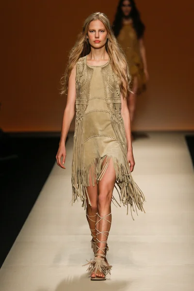 Alberta Ferretti show som en del av Milan Fashion Week — Stockfoto