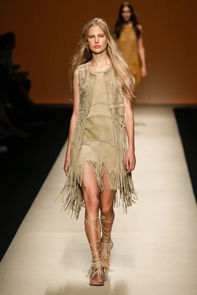 Alberta Ferretti show som en del av Milan Fashion Week — Stockfoto