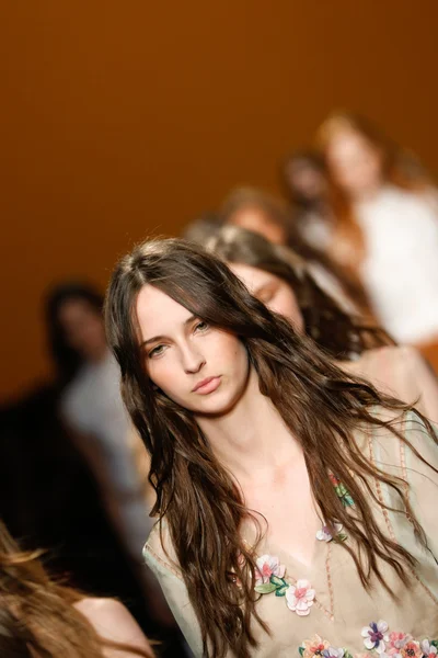 Alberta Ferretti show como parte de la Semana de la Moda de Milán —  Fotos de Stock