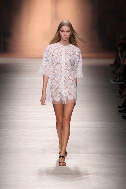 Blumarine gösterisi olarak Milano Moda Haftası