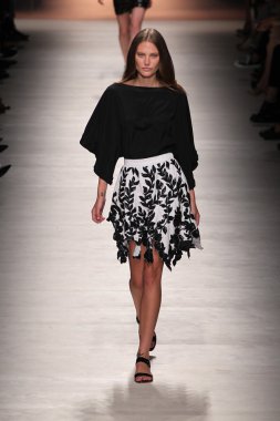 Blumarine gösterisi olarak Milano Moda Haftası