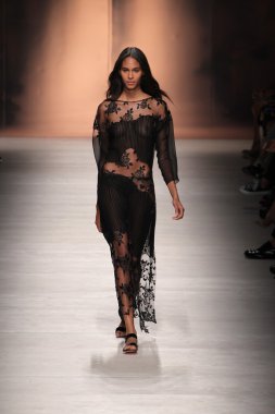 Blumarine gösterisi olarak Milano Moda Haftası