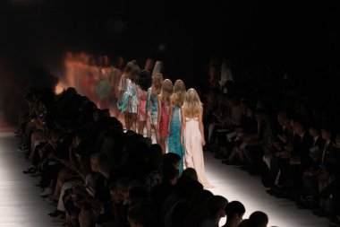 Blumarine gösterisi olarak Milano Moda Haftası