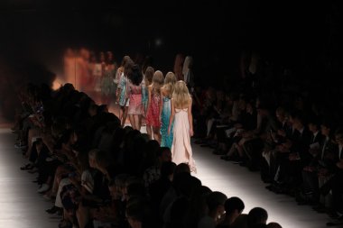 Blumarine gösterisi olarak Milano Moda Haftası