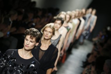 Bottega Veneta gösterisi olarak Milano Moda Haftası