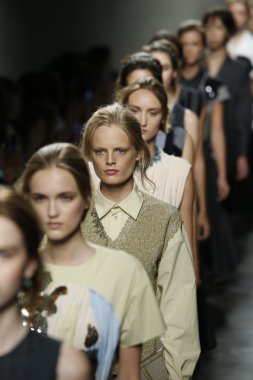 Bottega Veneta gösterisi olarak Milano Moda Haftası
