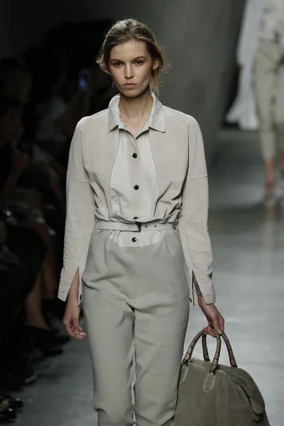 Bottega Veneta Ukázat jako součást Milan Fashion Week — Stock fotografie