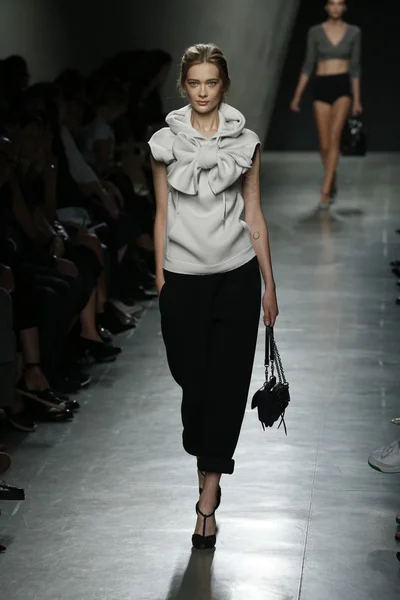 Bottega Veneta show som en del av Milan Fashion Week — Stockfoto