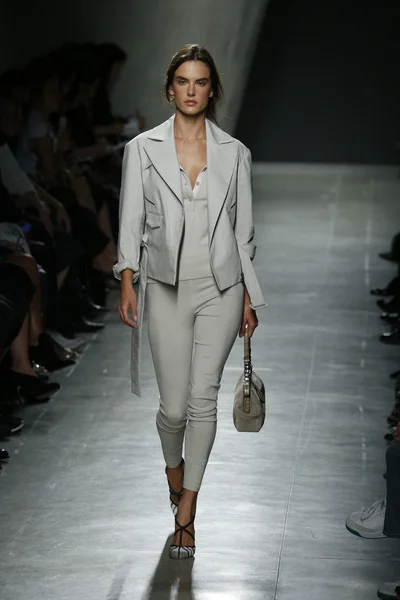 Bottega Veneta Ukázat jako součást Milan Fashion Week — Stock fotografie