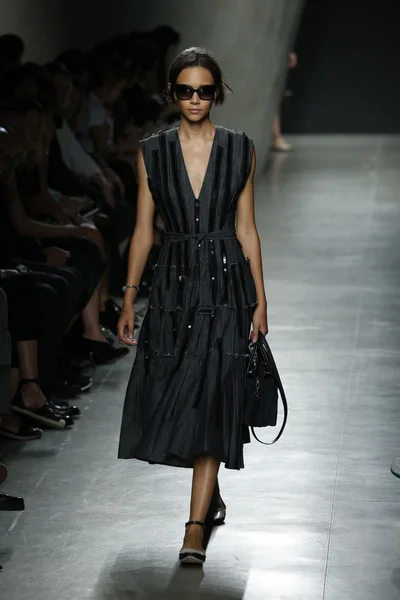 Bottega Veneta Ukázat jako součást Milan Fashion Week — Stock fotografie