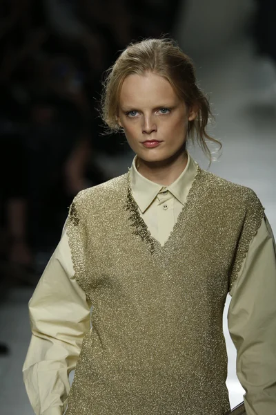 Bottega Veneta gösterisi olarak Milano Moda Haftası — Stok fotoğraf