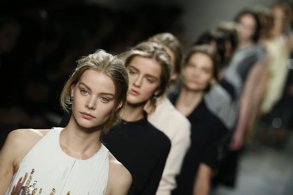 Bottega Veneta als een deel van Milaan Fashion Week weergeven — Stockfoto