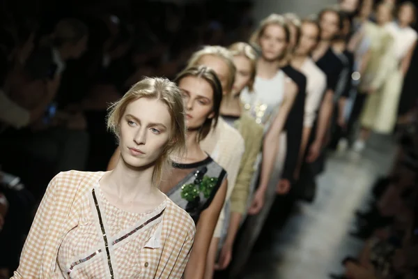 Bottega Veneta show nell'ambito della Settimana della Moda di Milano — Foto Stock