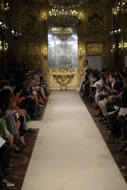 Cristiano Burani Haritayı Milan Fashion Week kapsamında