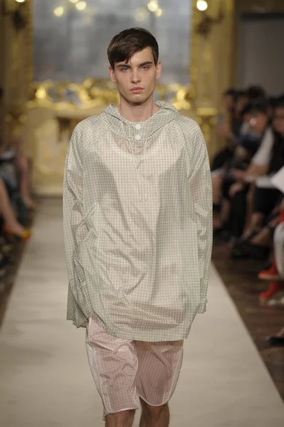 Cristiano Burani Toon als onderdeel van de Milaan Fashion Week — Stockfoto